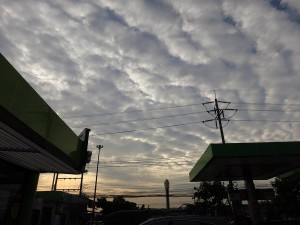 Stratocumulus_stratiformis_perlucidus_undulatus-2013-05-22-Buncha